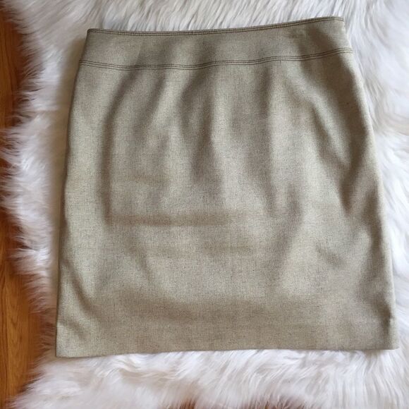 Perfect Neutral Skirt in Great Condition Size 10 - Picture 1 of 4